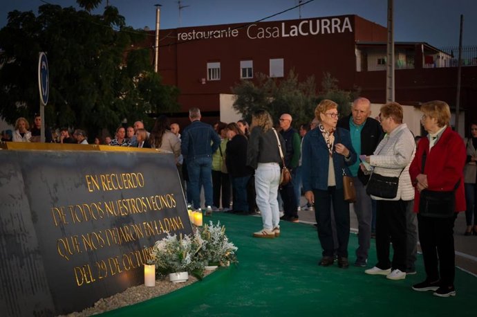 Torrent recuerda a los fallecidos en la dana con un emotivo acto en el monumento del Mas del Jutge