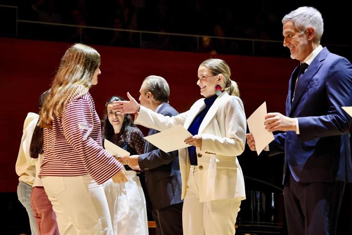 La presidenta del Govern, Marga Prohens, participa en la entrega de los Premios al Esfuerzo y al Rendimiento Académico Excelente.
