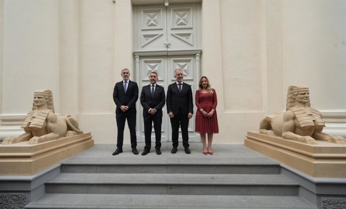 El presidente de Canarias, Fernando Clavijo, el el alcalde de Santa Cruz de Tenerife, José Manuel Bermúdez, el ministro de Memoria Democrática, Ángel Víctor Torres, y la presidenta del Cabildo, Rosa Dávila, en la reapertura del Templo Masónico