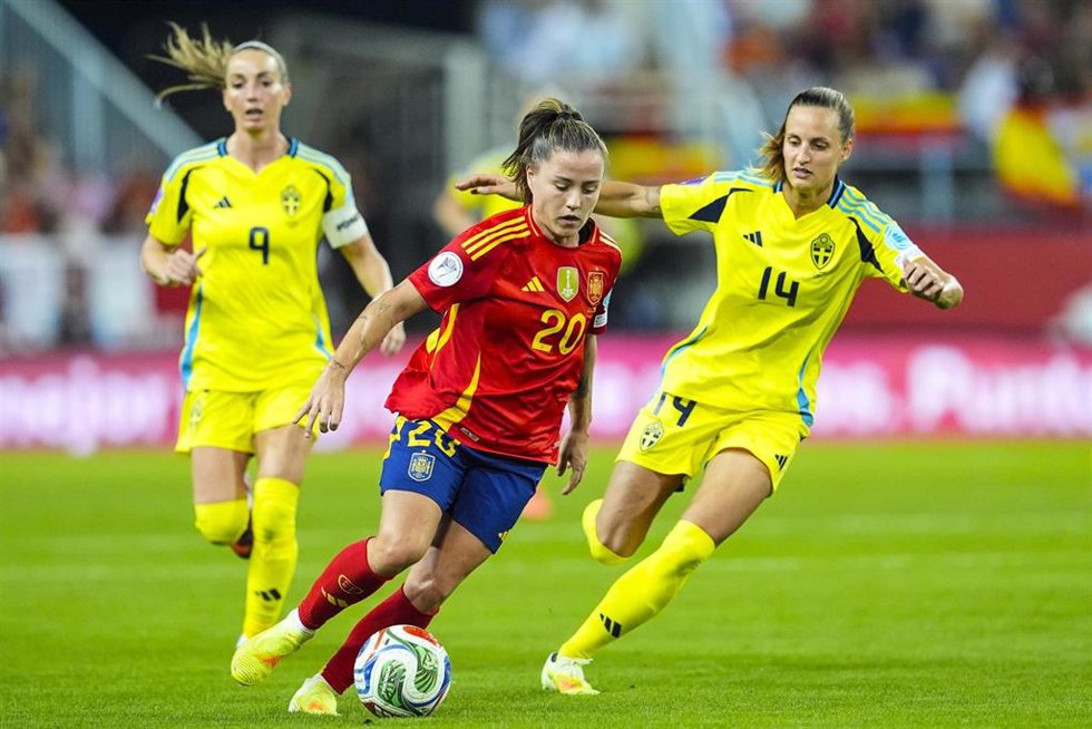 Claudia Pina conduce la pelota durante el España-Suecia de ida de las semfinales de la Liga de Naciones 2025