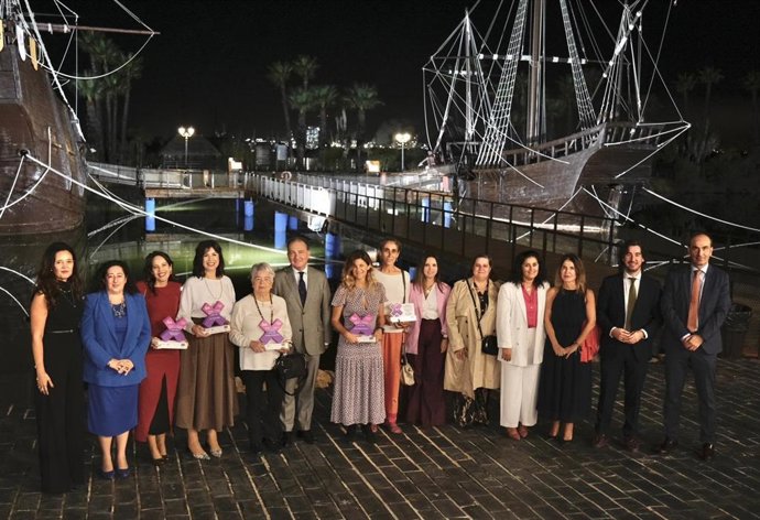 Foto familiar de los II Premios al Emprendimiento y Liderazgo Femenino.