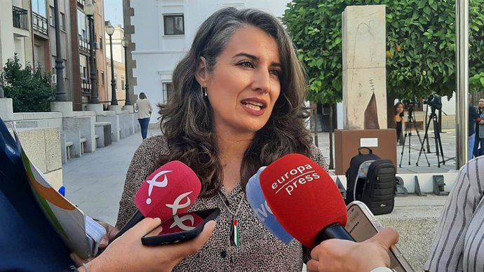 La portavoz de Unidas por Extremadura, Irene de MIguel, atiende a los medios en Mérida