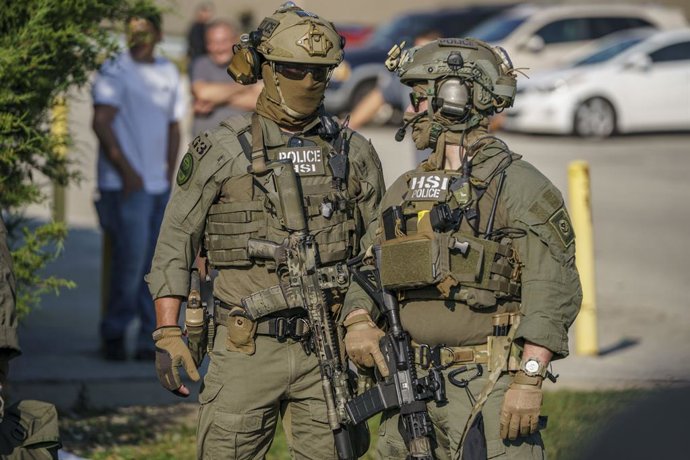 3 de outubro de 2025, Broadview, Illinois, EUA: Agentes de investigação de segurança interna com rifles de assalto observam durante um protesto do lado de fora das instalações do ICE em Broadview. Os protestos estão em sua terceira semana, em oposição ao 
