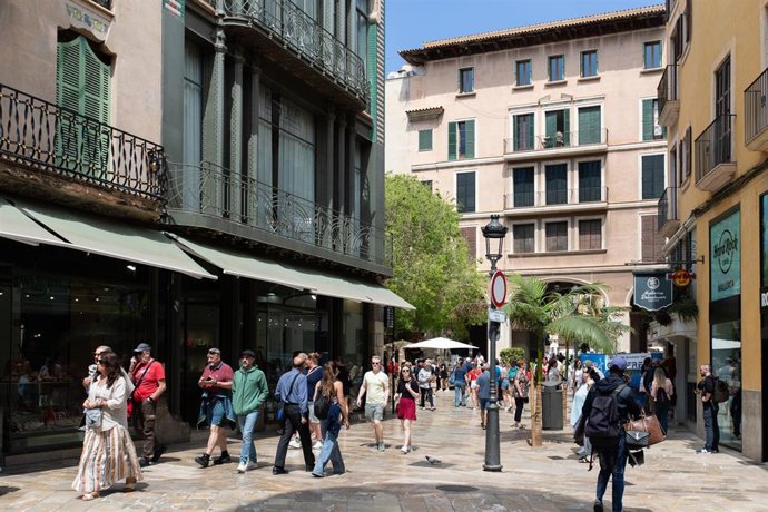 Archivo - Varios turistas en una calle de Palma.