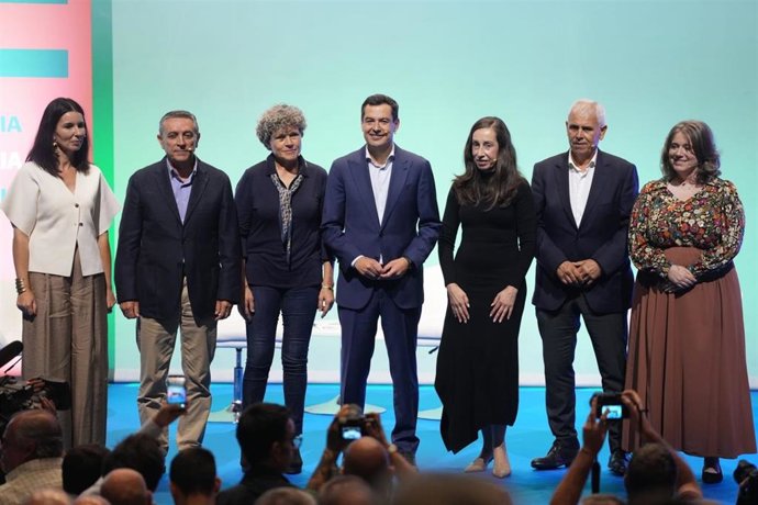 En el centro, el presidente del PP-A y de la Junta de Andalucía, Juanma Moreno, en el cierre del 'Foro Agricultura, Agua y Futuro en Andalucía' celebrado en El Ejido (Almería).