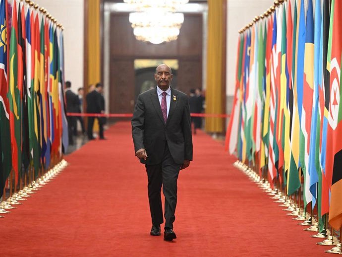 Archivo - BEIJING, Sept. 4, 2024  -- Chairman of Sudan's Sovereignty Council Abdel Fattah Al-Burhan arrives at the Great Hall of the People for a welcome banquet in Beijing, capital of China, Sept. 4, 2024. Chinese President Xi Jinping and his wife Peng L