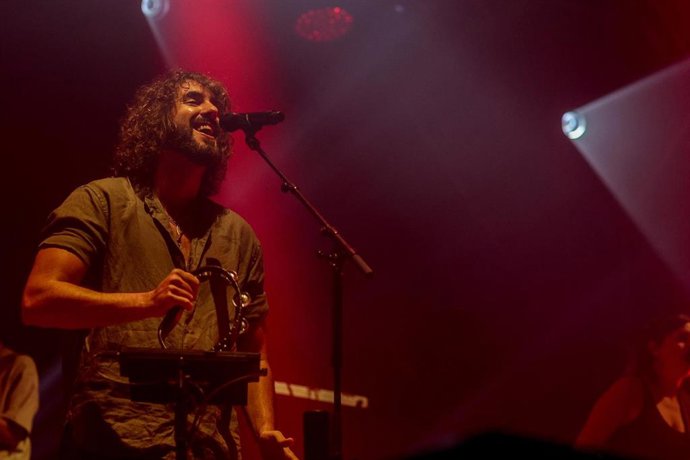 Archivo - El cantante Mikel Izal durante un concierto en las Fiestas de Pozuelo de Alarcón, a 2 de septiembre de 2024, en Pozuelo de Alarcón, Madrid (España). 