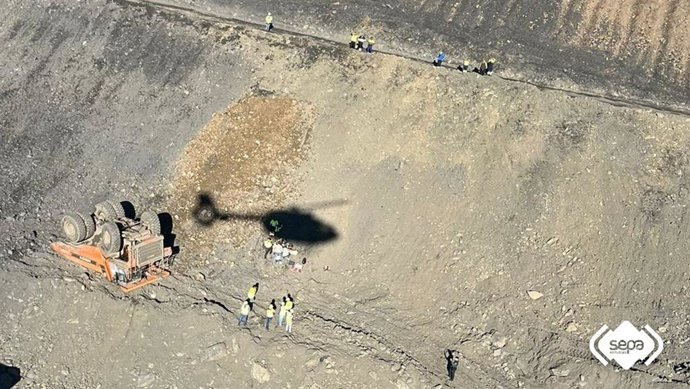 Dúmper tras volcar y caer en la mina de Tormaleo (Ibias).