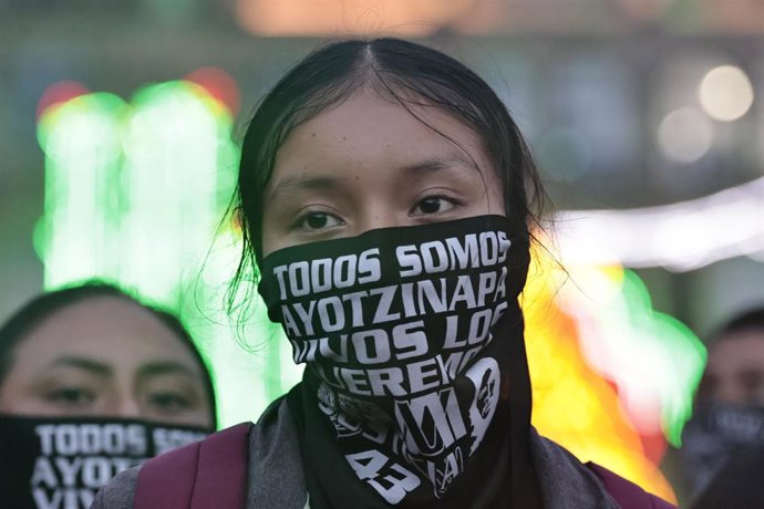 Archivo - Protestas por la desaparición de los 43 normalistas de Ayotzinapa, México