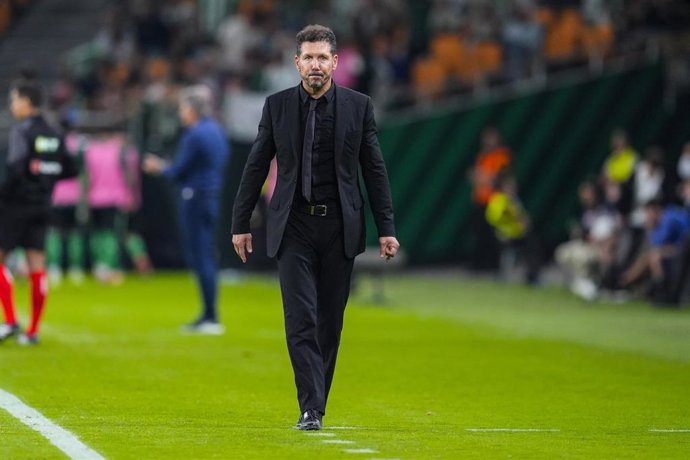 Diego Pablo Simeone durante el Real Betis-Atlético de Madrid de LaLiga EA Sports 25-26