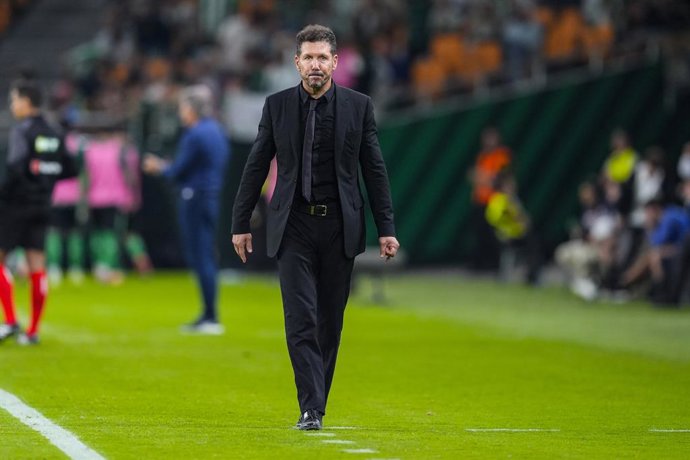 Diego Simeone, técnico do Atlético de Madri, observa durante a partida de futebol do campeonato espanhol, LaLiga EA Sports, disputada entre Real Betis e Atlético de Madri no estádio La Cartuja em 27 de outubro de 2025, em Sevilha, Espanha.