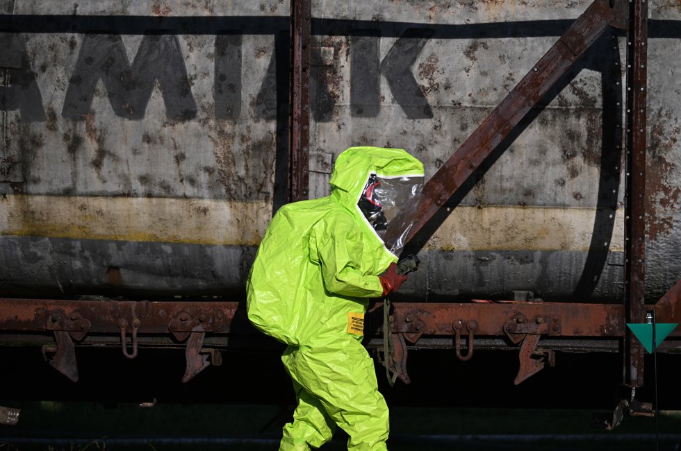 30 October 2025, Ukraine, Kiev: A man wearing a training suit takes part in an exercise on the training grounds of the Ukrainian Civil Protection. Photo: Hendrik Schmidt/dpa