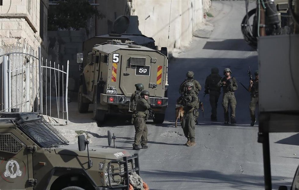 Soldados israelíes son vistos en una calle de la ciudad cisjordana de Yenín durante una operación militar