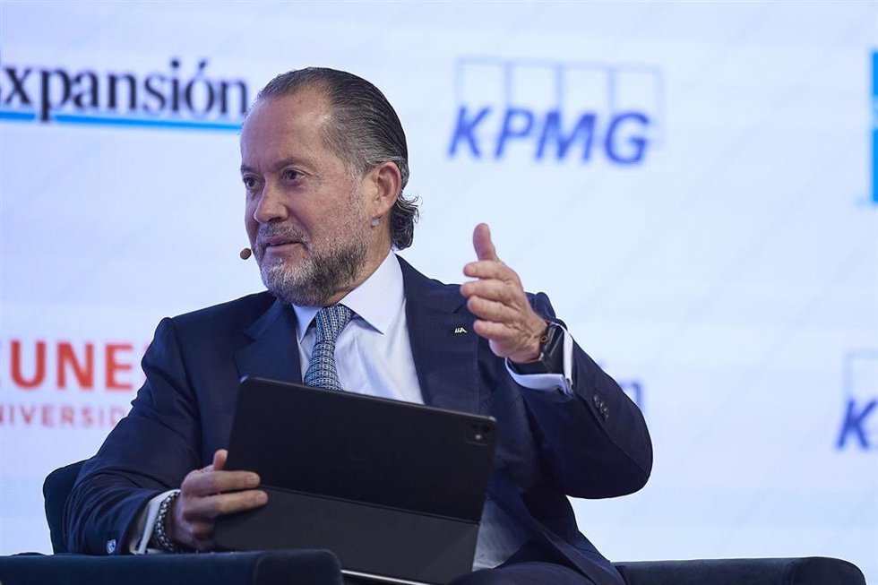 El presidente de ABANCA, Juan Carlos Escotet, interviene en el XVI Encuentro Financiero del sector bancario, organizado por 'Expansión', KPMG, American Express y Cunef Universidad, en el auditorio El Beatriz, a 6 de octubre de 2025, en Madrid (España). 