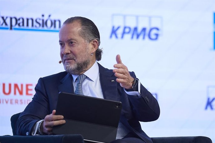 El presidente de ABANCA, Juan Carlos Escotet, interviene en el XVI Encuentro Financiero del sector bancario, organizado por 'Expansión', KPMG, American Express y Cunef Universidad, en el auditorio El Beatriz, a 6 de octubre de 2025, en Madrid (España). El