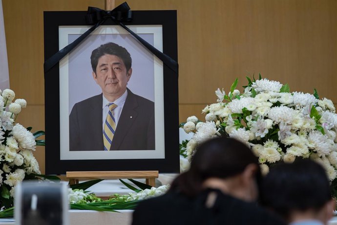 Archivo - Fotografía del ex primer ministro Shinzo Abe durante un acto de recuerdo en la Embajada de Japón en Tailandia tras su asesinato en Nara en 2022 (archivo)