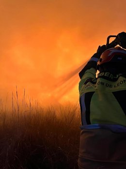 Uno de los bomberos del SEPEIS en la extinción del incendio agrícola en Matanza de los Oteros (León).