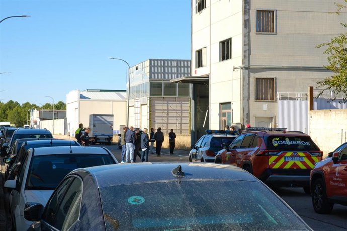 Agentes de la Guardia Civil y de los Servicios de Emergencias trabajan en el lugar de los hechos, a 27 de octubre de 2025, en Socuéllamos, Ciudad Real, Castilla-La Mancha (España). 