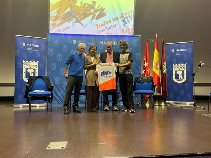 El atleta Jesús España, excampeón de Europa de 5000 metros, participó en una mesa redonda sobre la Carrera Popular de Canillejas Trofeo José Cano, cuya próxima edición se disputa el 30 de noviembre en Madrid.