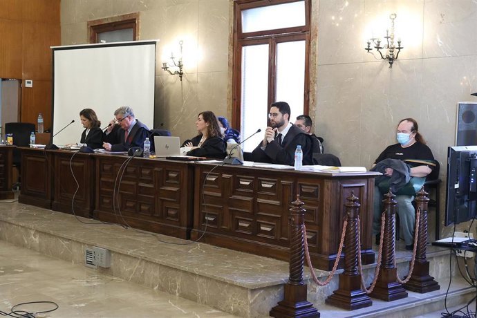 Los acusados de asesinato de un bebé al arrojarlo a un contenedor durante el juicio en la Audiencia Provincial.