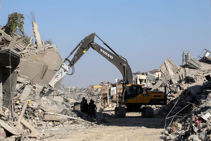 GAZA, 27 de outubro de 2025 -- Uma escavadeira egípcia trabalha na área de al-Tuffah, a leste da Cidade de Gaza, em 27 de outubro de 2025. As equipes da Cruz Vermelha e do Egito foram autorizadas a entrar na Faixa de Gaza para procurar os corpos dos refén
