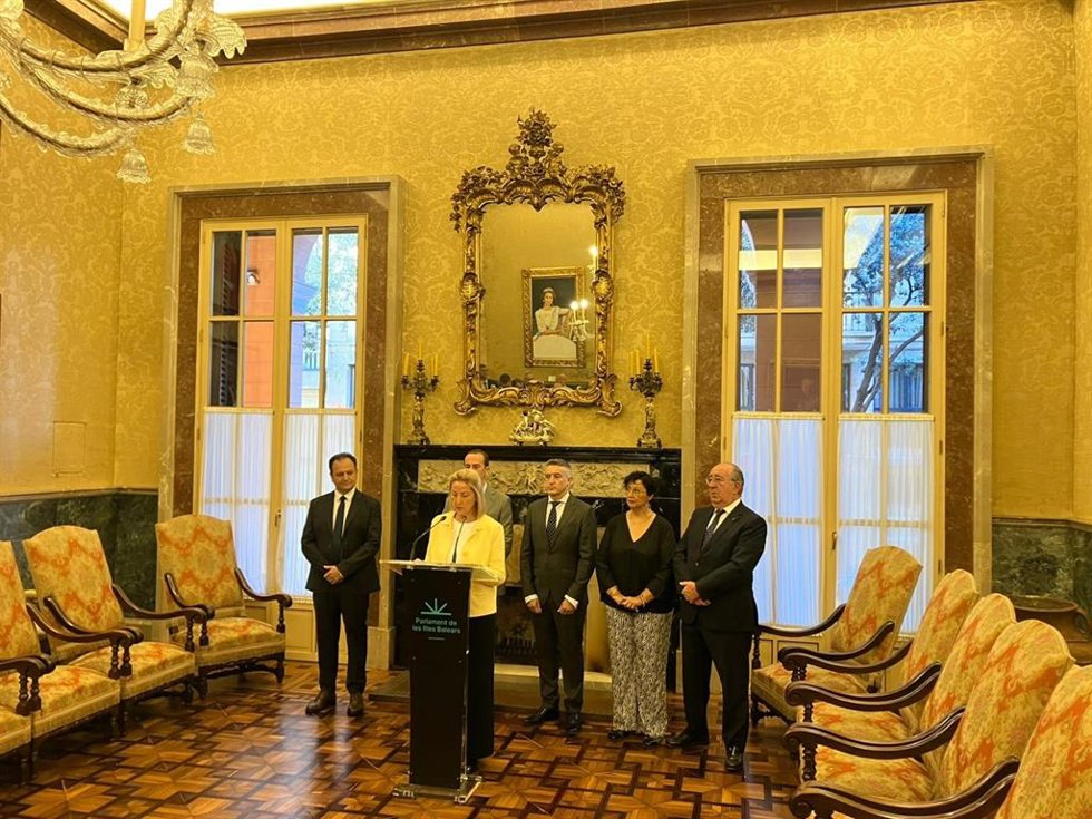 El PP, Vox, Córdoba y dos diputados no adscritos leen un manifiesto en apoyo a la anestesiología