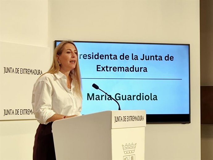 La presidenta de la Junta de Extremadura, María Guardiola, en rueda de prensa este lunes en Mérida