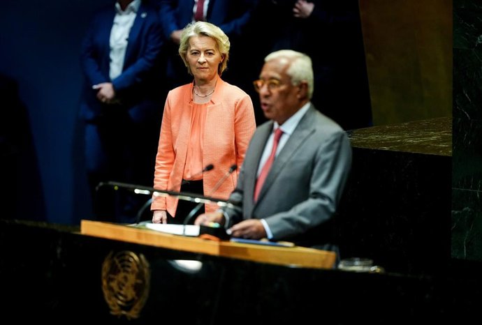 Archivo - Arquivo - 22 de setembro de 2025, EUA, Nova York: Ursula von der Leyen, presidente da Comissão Europeia, observa enquanto Antonio Costa, presidente do Conselho Europeu, discursa durante a conferência sobre a solução de dois Estados no Oriente Mé