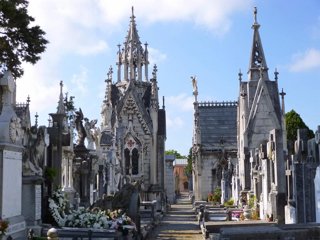 Recorridos eternos: cinco cementerios excepcionales españoles para visitar en tren el Día de Todos los Santos