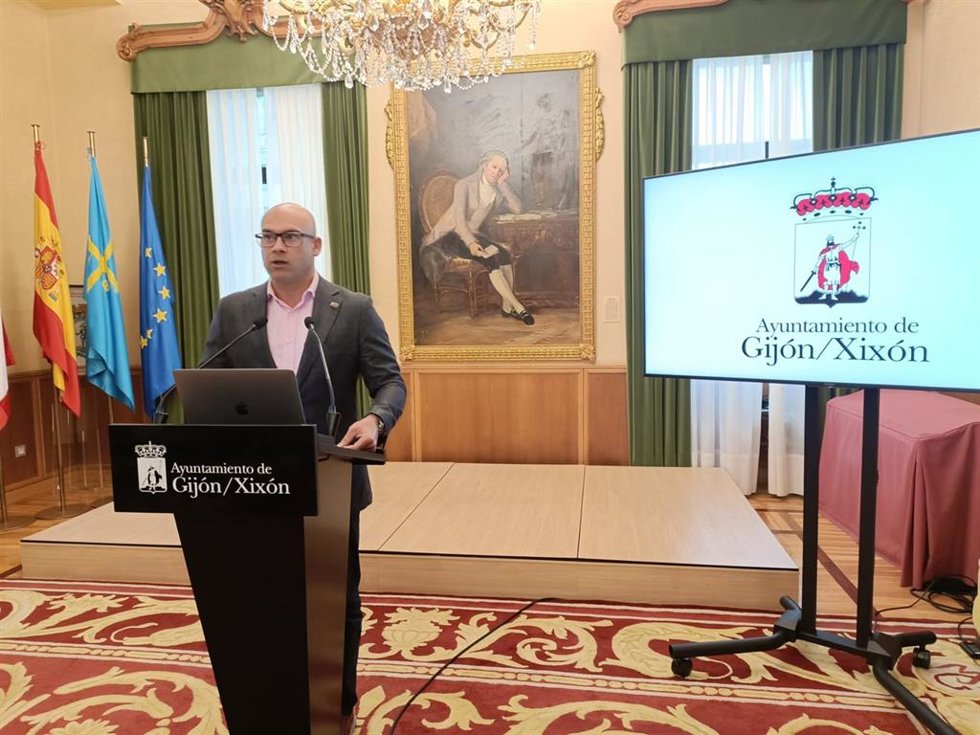 El portavoz de la Junta de Gobierno de Gijón, Jesús Martínez Salvador, en rueda de prensa en el Consistorio gijonés.