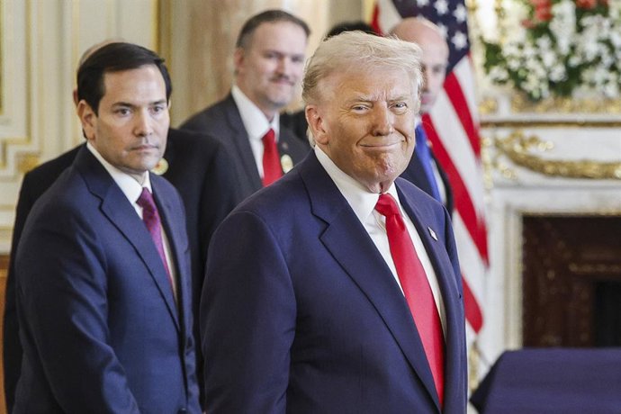 28 de outubro de 2025, Tóquio, Japão: O presidente dos EUA, Donald Trump (à esq.), sorri antes da reunião de cúpula entre Japão e EUA no Akasaka Palace State Guest House em Tóquio, Japão, em 28 de outubro de 2025. O presidente dos EUA está em uma visita d