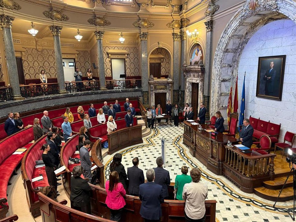 Imagen del minuto de silencio con el que se ha inicio el pleno del Ayuntamiento de Valncia correspondiente a octubre 2025 en memoria de las víctimas de la dana del 29O de 2024 con motivo de su primer aniversario.