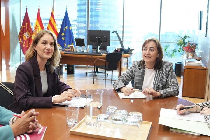 La presidenta de los Comuns en el Parlament, Jéssica Albiach; y la consellera de Territorio, Vivienda, Transición Ecológica, Sílvia Paneque;  durante una reunión en la Conselleria de Territori, a 27 de octubre de 2025, en Barcelona, Catalunya (España).