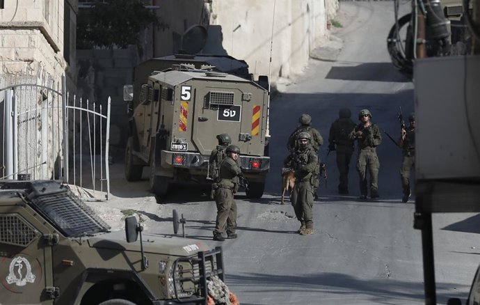 JENIN, 26 de outubro de 2025 -- Soldados israelenses são vistos em uma rua durante uma operação militar na cidade de Jenin, na Cisjordânia, em 25 de outubro de 2025.