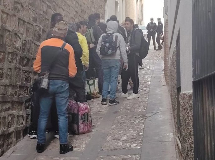 Un grupo de personas temporeras ante el Centro de Día Santa Clara.