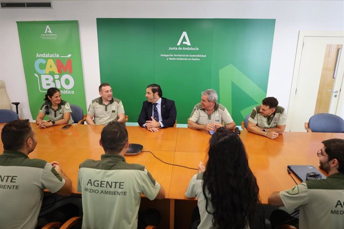 El delegado de Sostenibilidad y Medio Ambiente, Pedro Yórquez, da la bienvenida a los siete agentes de Medio Ambiente que se han incorporado recientemente a Huelva.