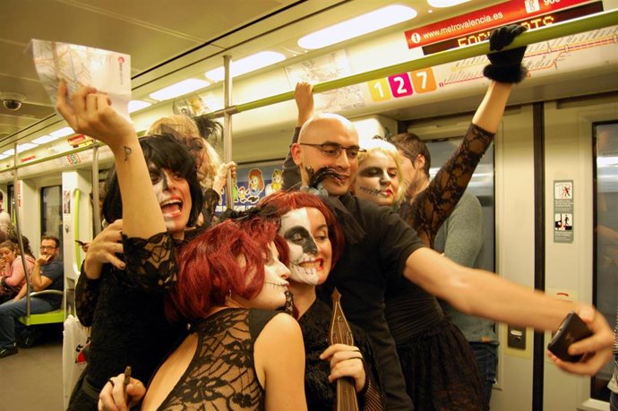Usuarios del metro en la noche de Halloween