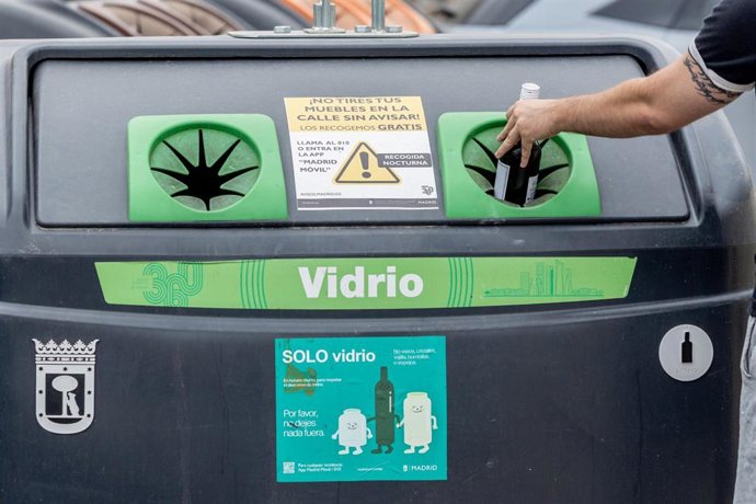 Archivo - Contenedor de basura de vidrio, a 10 de septiembre de 2025, en Madrid (España). El Ayuntamiento de Madrid ha empezado a girar los recibos de la tasa de basuras este mes de septiembre. 