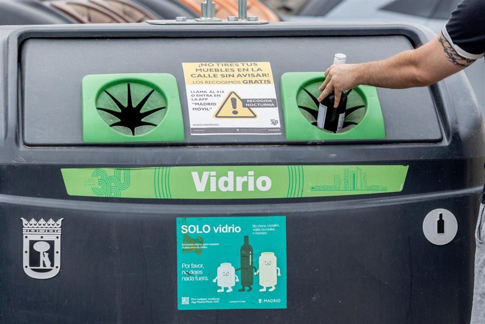Archivo - Contenedor de basura de vidrio, a 10 de septiembre de 2025, en Madrid (España). El Ayuntamiento de Madrid ha empezado a girar los recibos de la tasa de basuras este mes de septiembre. 