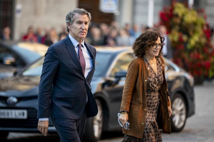 El presidente del Partido Popular, Alberto Núñez Feijóo, a su llegada al ingreso del ex jefe de la Casa de Su Majestad el Rey Jaime Alfonsín Alfonso como académico de número, en la Real Academia de Ciencias Morales y Políticas, a 27 de octubre de 2025, en