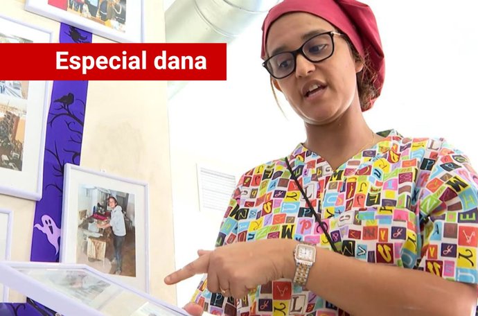 La repostera Nawal Sabrí, que regenta el horno Cafetería Orba con 35 años de historia ubicado el Parque Alcosa de Alfafar (Valencia), muestra fotografías de cómo la dana afectó al local