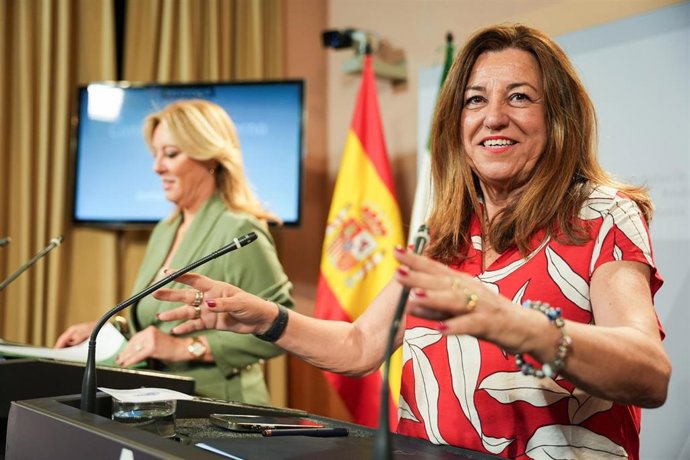 Archivo - La consejera de Economía y portavoz del Gobierno andaluz, Carolina España, y la consejera de Desarrollo Educativo, Carmen Castillo, en una imagen de archivo.