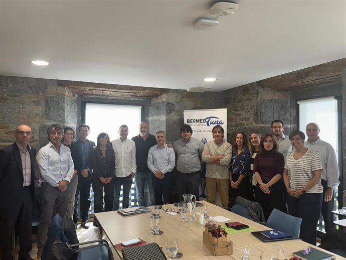 Sesión constitutiva de la mesa de formación e innovación del sector atunero de Bizkaia