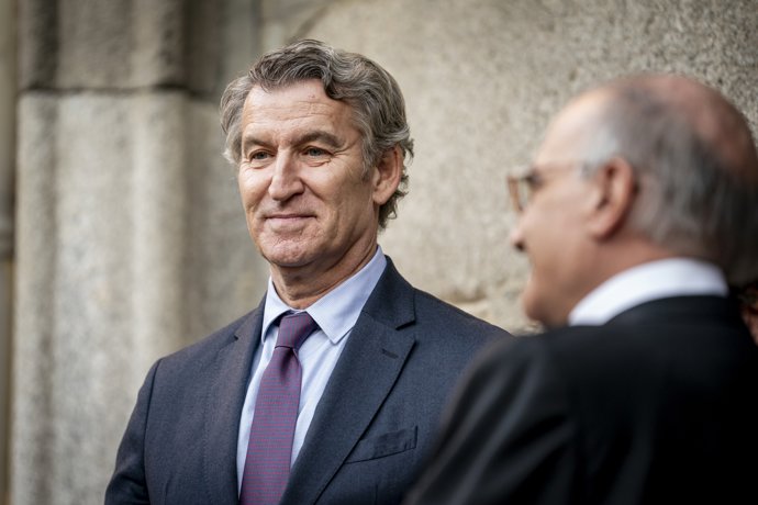 El presidente del Partido Popular, Alberto Núñez Feijóo, a su llegada al ingreso del ex jefe de la Casa de Su Majestad el Rey Jaime Alfonsín Alfonso como académico de número, en la Real Academia de Ciencias Morales y Políticas, a 27 de octubre de 2025, 