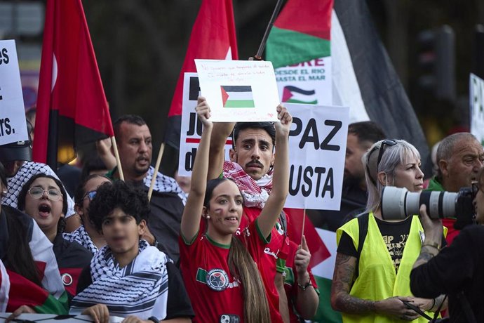 Varias personas durante una marcha con motivo de la huelga general convocada en apoyo a Palestina