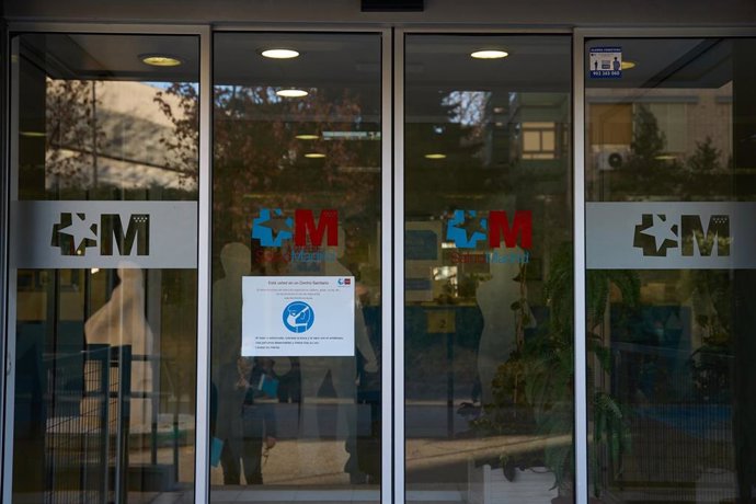 Archivo - La puerta del centro de salud