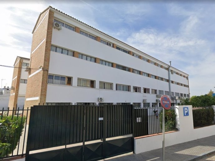 Fachada del CEIP Miguel de Cervantes de Lora del Río.