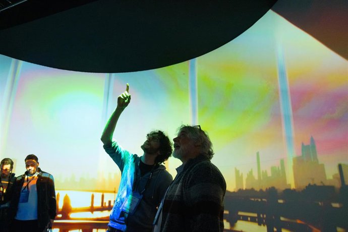 Archivo - Visitantes a la feria ISE durante la inauguración de la feria ISE 2025