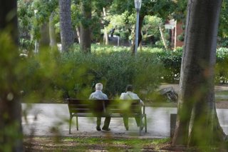 Archivo - Dos personas sentadas en un banco, a 17 de septiembre de 2025, en Barcelona, Catalunya (España). Cataluña afronta un marcado envejecimiento de su población: el 19,7 % de los habitantes tiene más de 65 años (alrededor de 1,6 millones de personas)