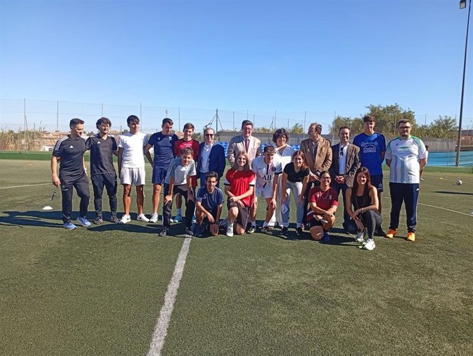 El delegado de Desarrollo Educativo, José Ángel Aparicio, en el inicio del Ciclo Formativo de Técnico Deportivo en Fútbol en el IES El Pichaco en Sanlúcar.